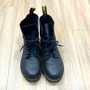 Lightly worn. Basically new. Bought a size too small.